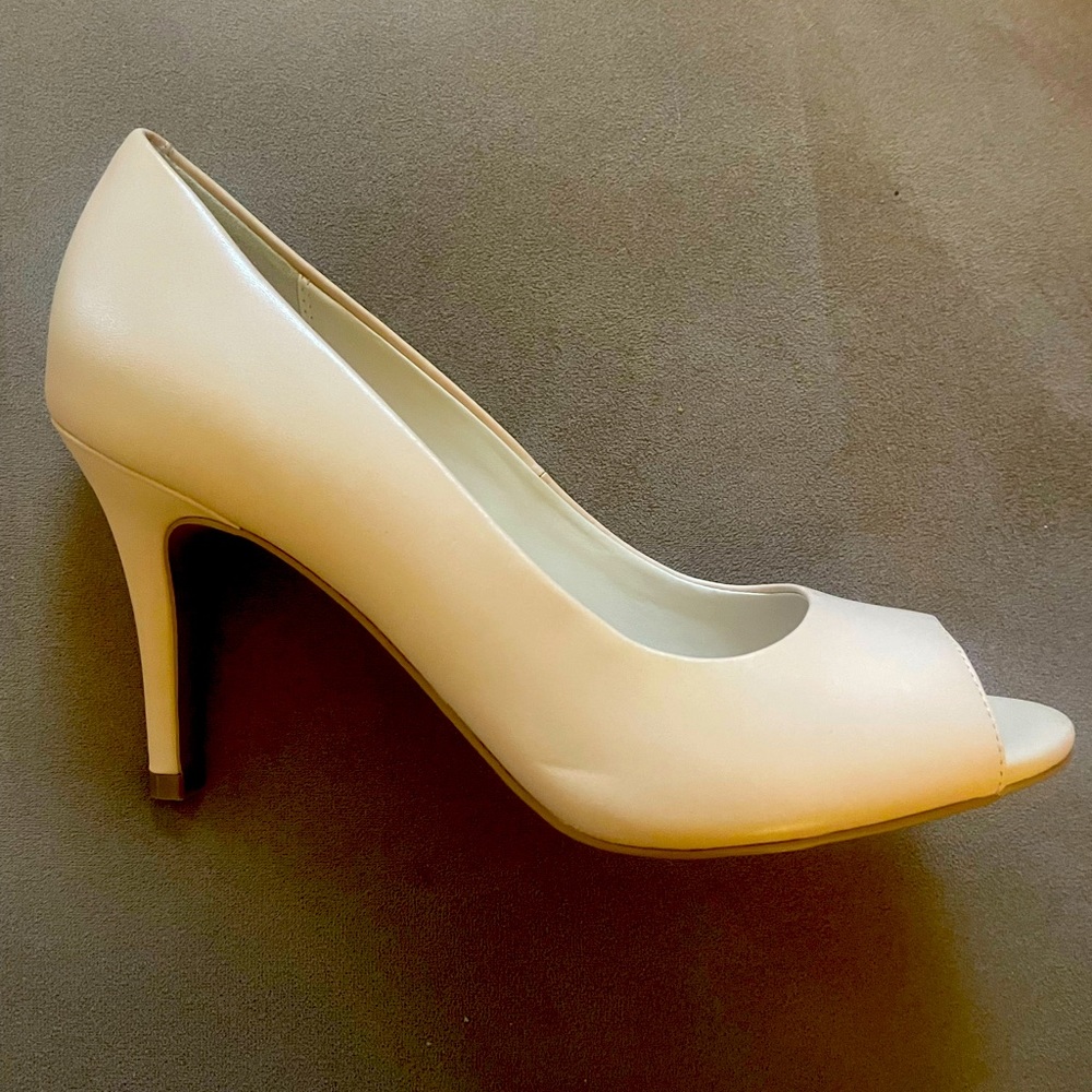 BRAND NEW Cole Haan pumps
